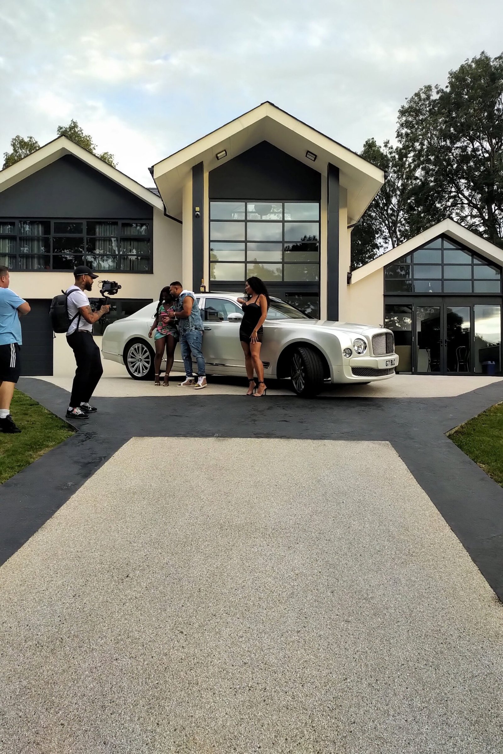 bentley mulsanne with wedding guests