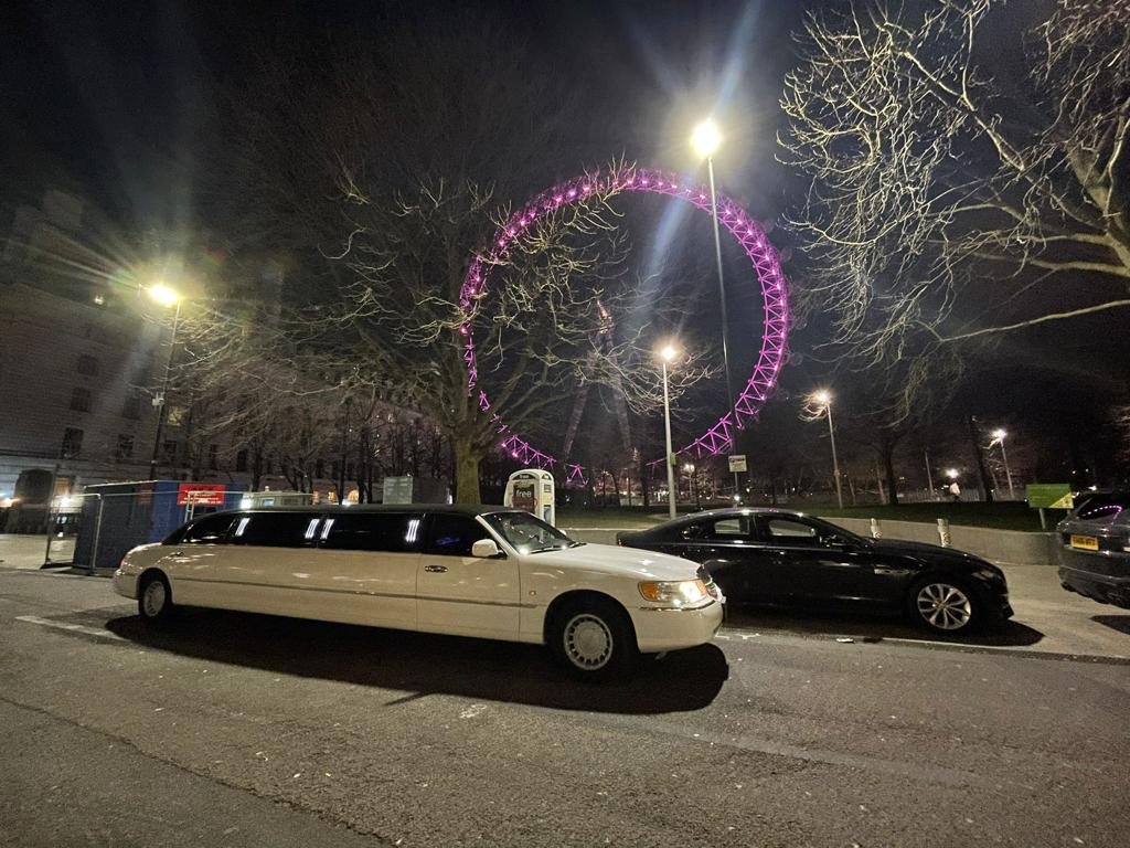 stretch lincoln town car limousine at Londoneye