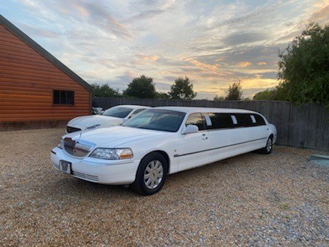 white stretch lincoln town car limo