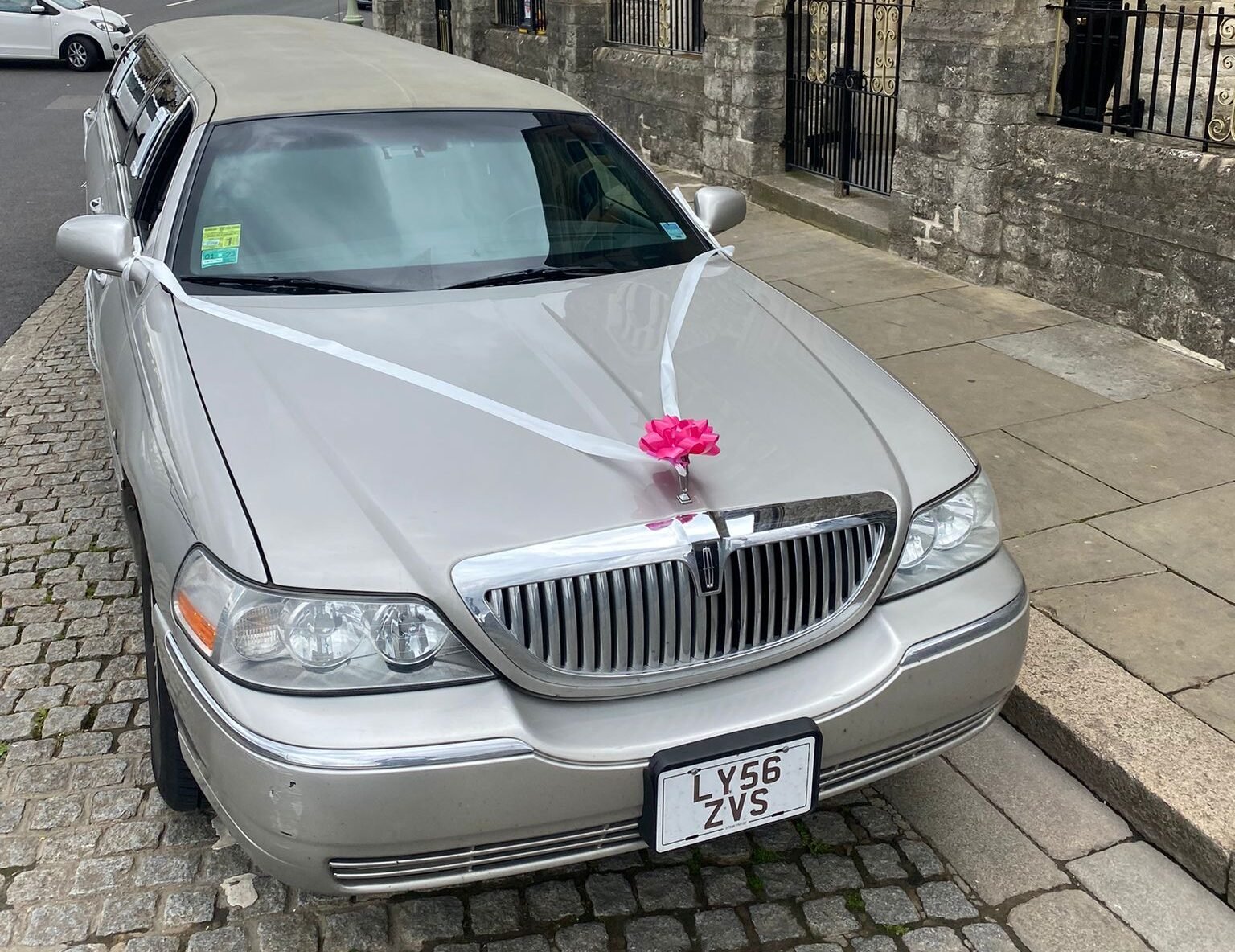 lincoln town car limo with beautiful wedding ribbons